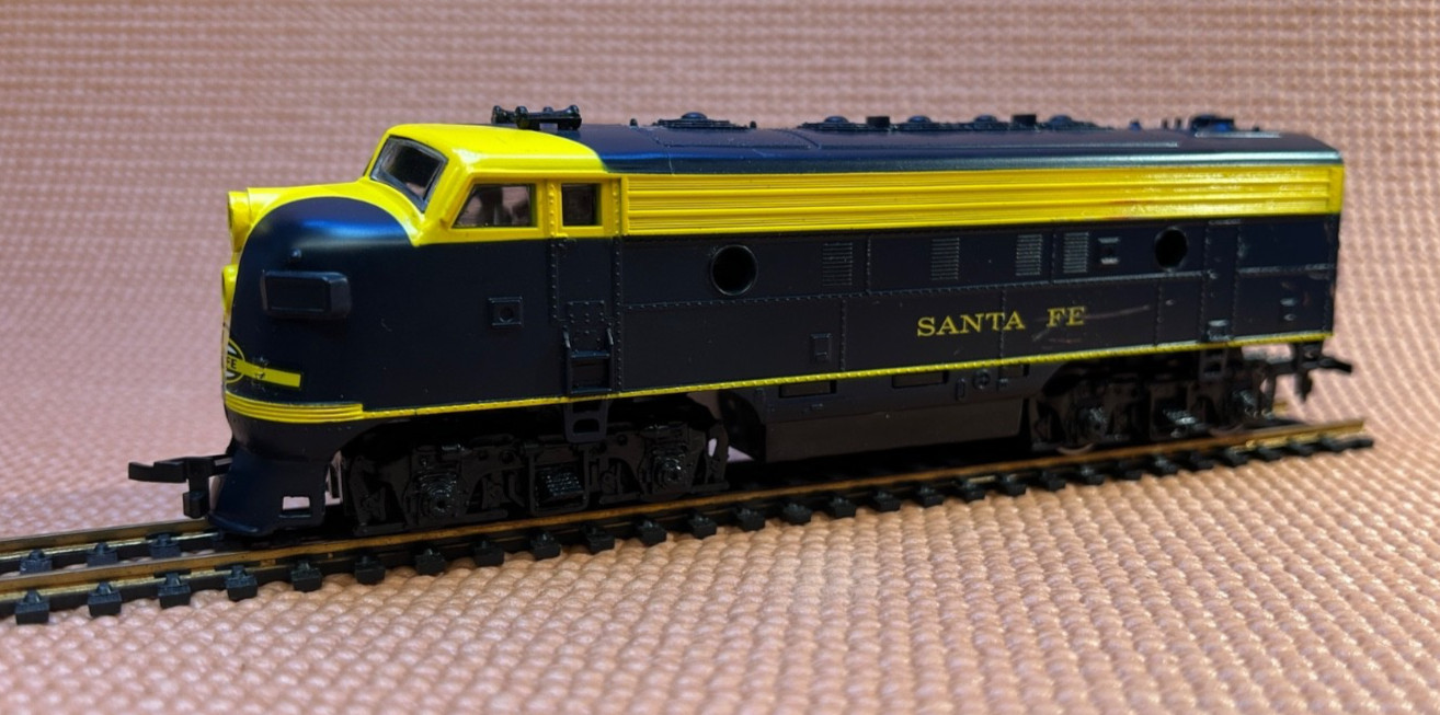 HO Diesel Locomotive Santa FE, Blue Yellow Model Railroad WORKs lot 5-3 bin2