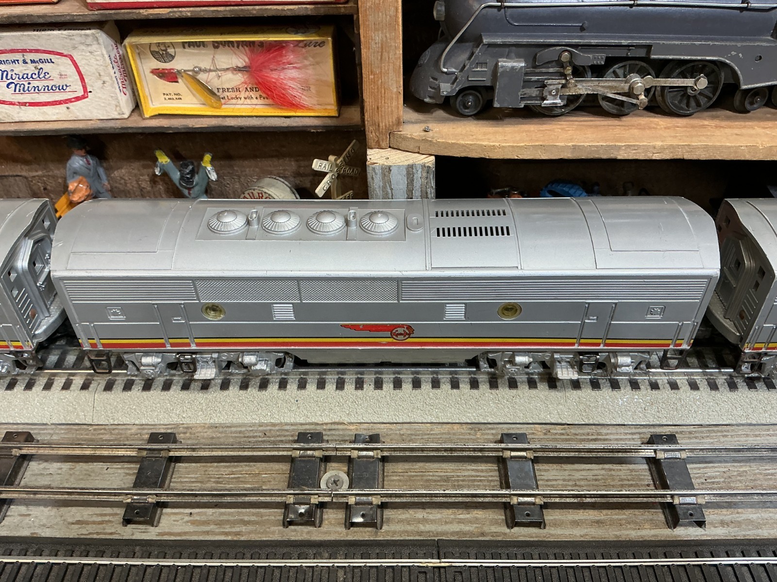 1950’s Lionel SANTA FE 2353 Diesel Locomotive & Dummy & B-Unit 3 Pieces O Gauge