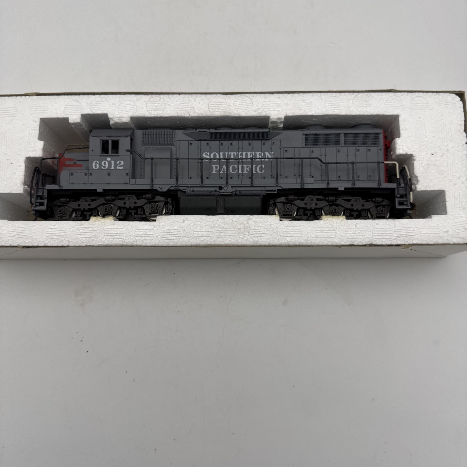 ATLAS # 7014 – SOUTHERN PACIFIC SD35 POWERED LOCOMOTIVE # 6912 -HO SCALE
