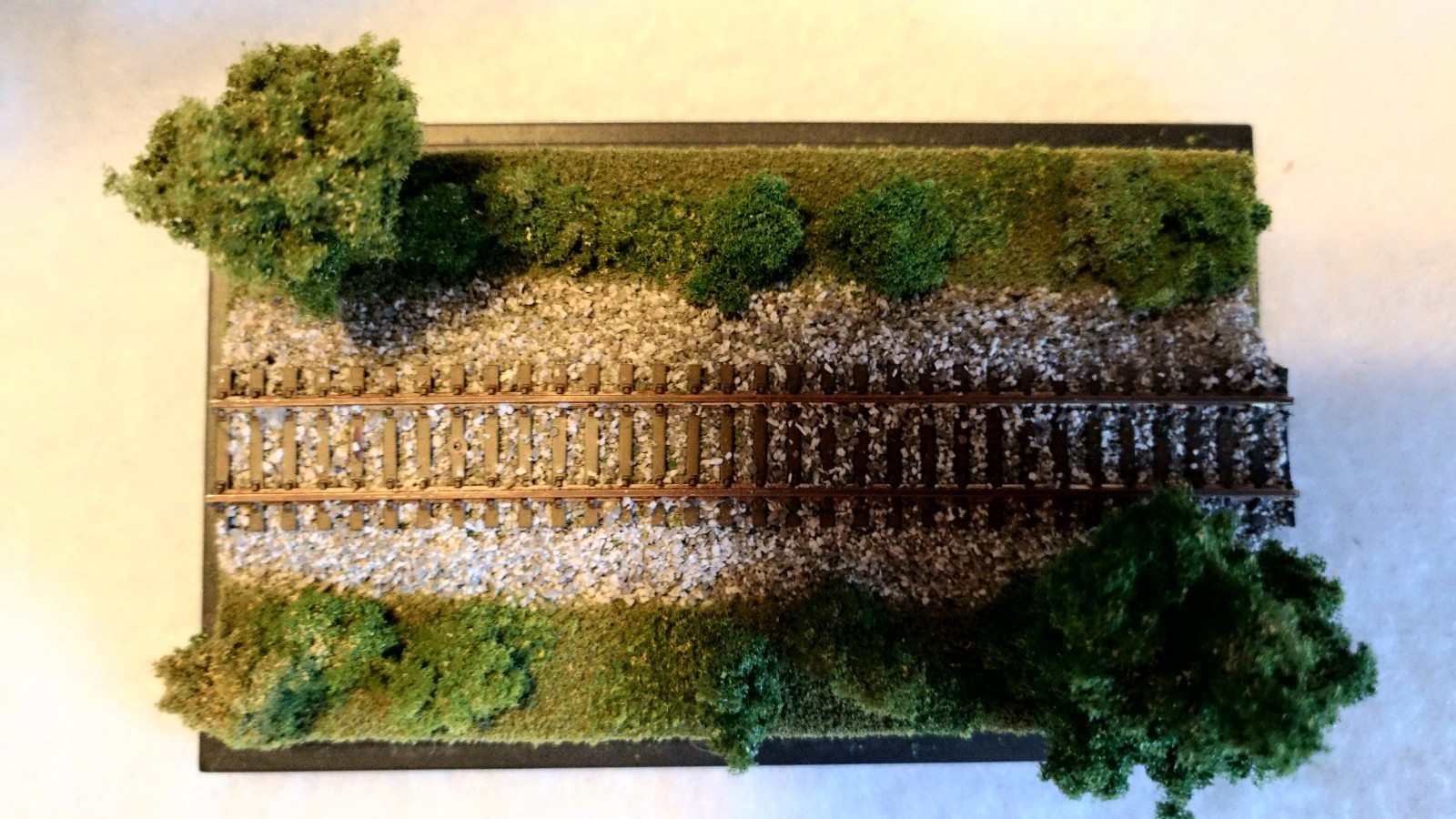 Z SCALE MINI DISPLAY CASE – GREAT FOR ANY Z SCALE LOCO OR CAR