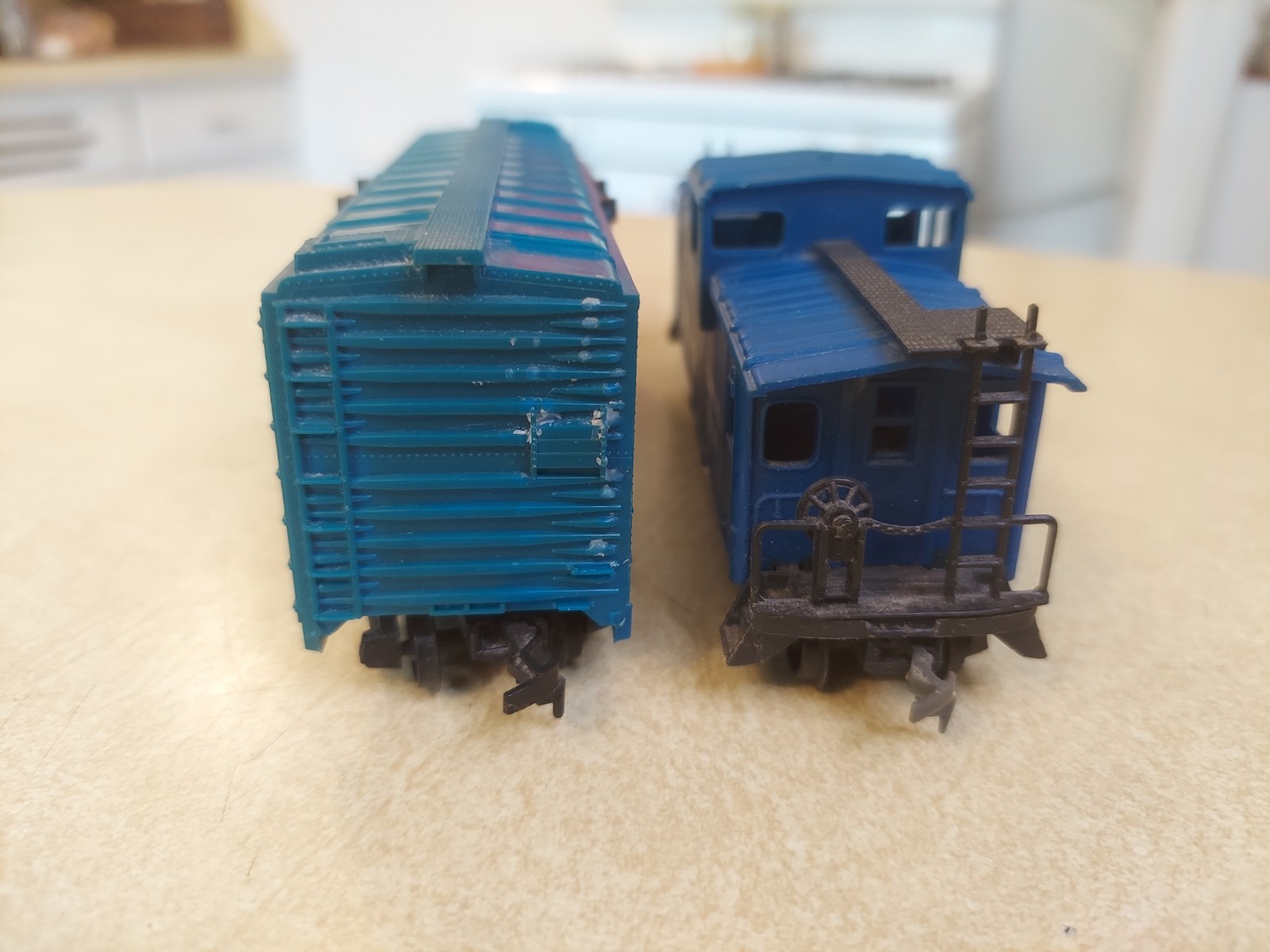 Conrail HO Scale Boxcar 269976 Caboose 22138 Blue