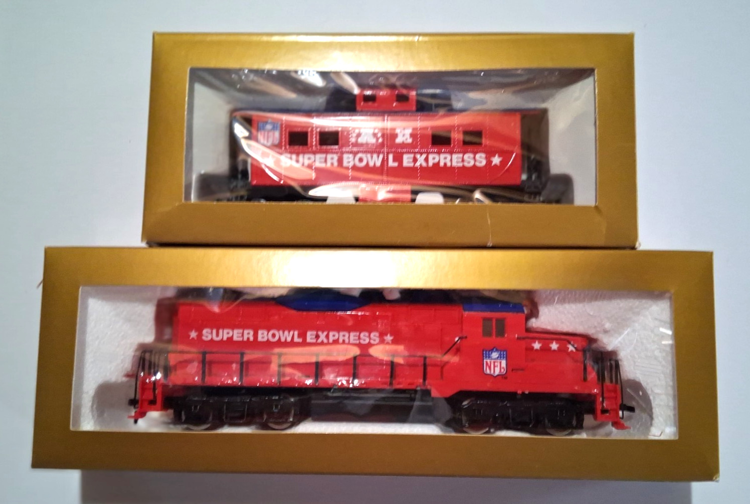 Mantua HO Scale NFL Superbowl Express Locomotive and Caboose MIB