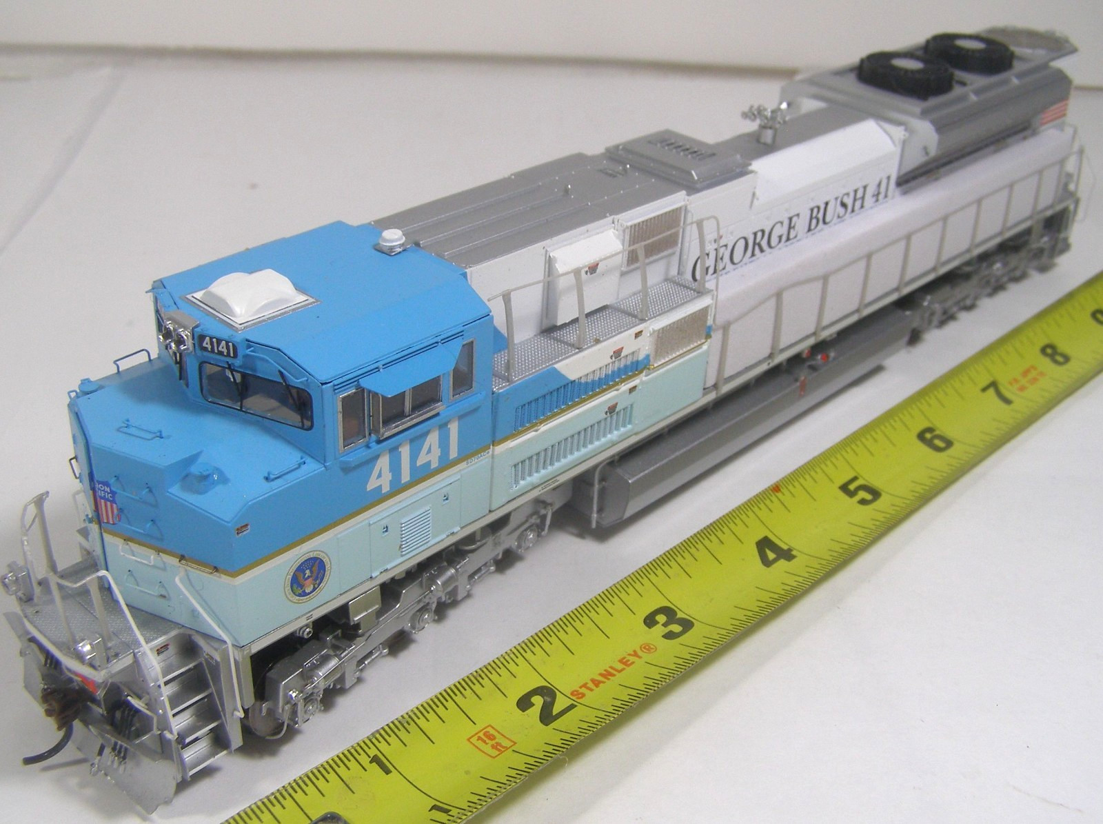 Athearn HO Model RR Diesel Locomotive w/Sound Genesis Bush 4141 SD7OACE TZA