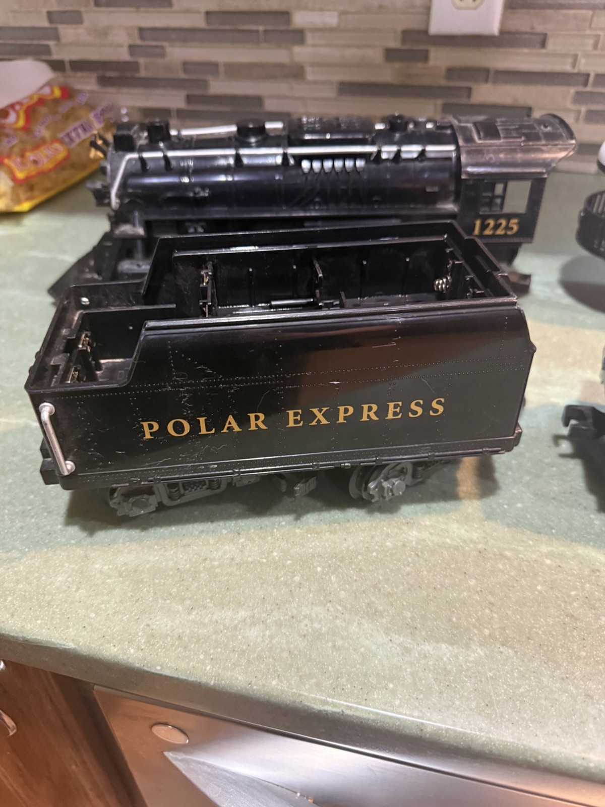 4 pc Lionel Polar Express Train Engine Locomotive 1225 untested