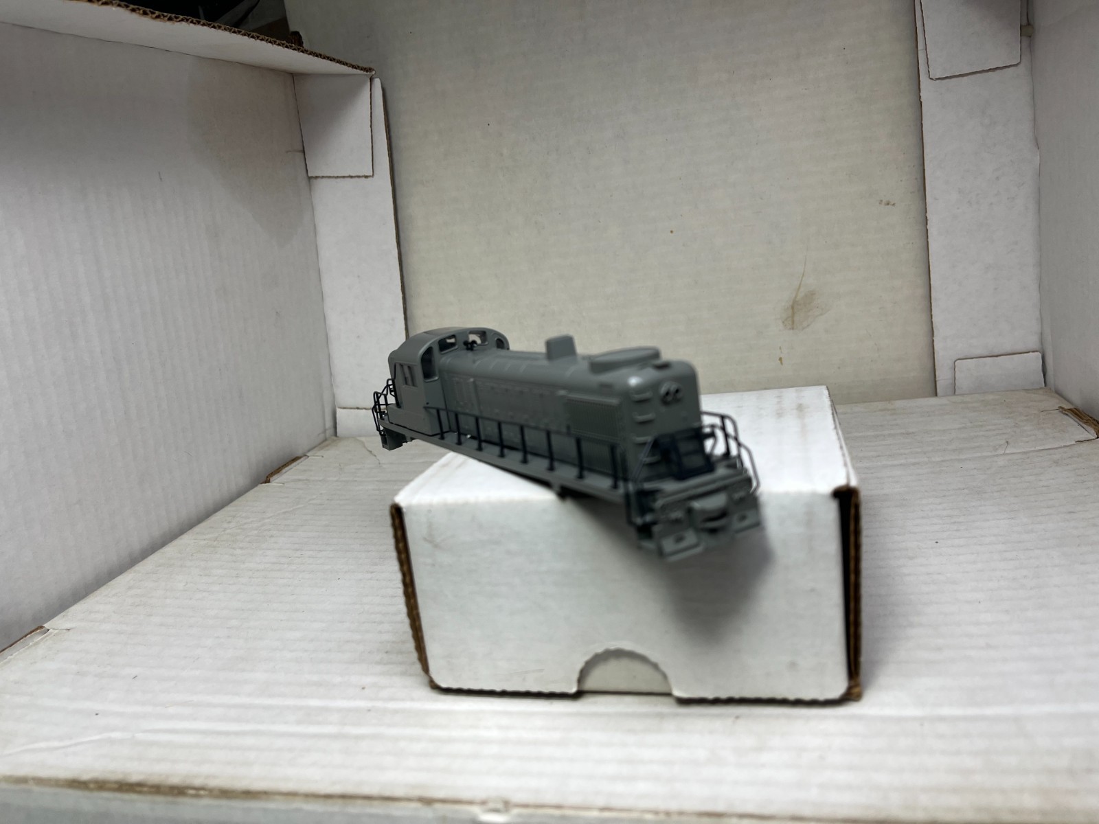 ATLAS / KATO HO 1/87 ALCO RS3/RSD4/5 UNDECORATED DIESEL BODY SHELL w HANDRAILS
