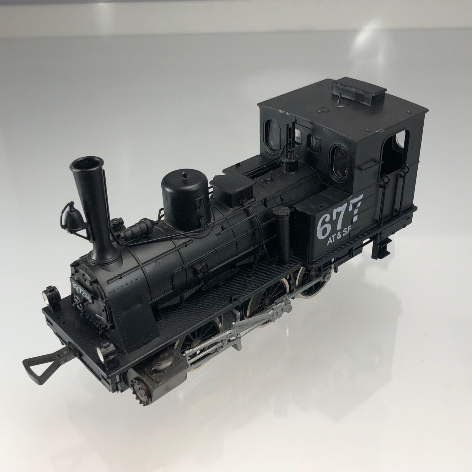 AHM 7111 C AT&SF Steam Locomotive 0-6-0 #677 2 Rail O Scale NIB