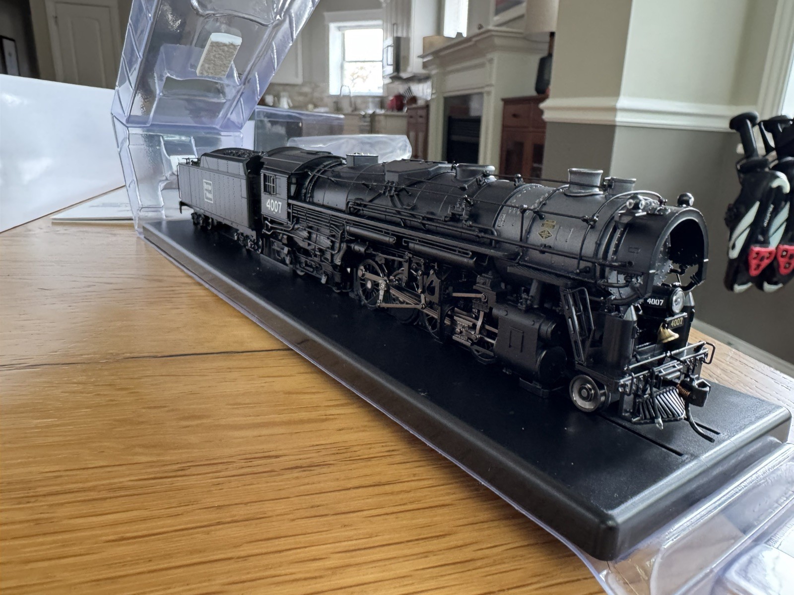 Broadway Limited HO 7881 Boston & Maine 2-8-4 Berkshire, T1a #4007, 4-axle Tende