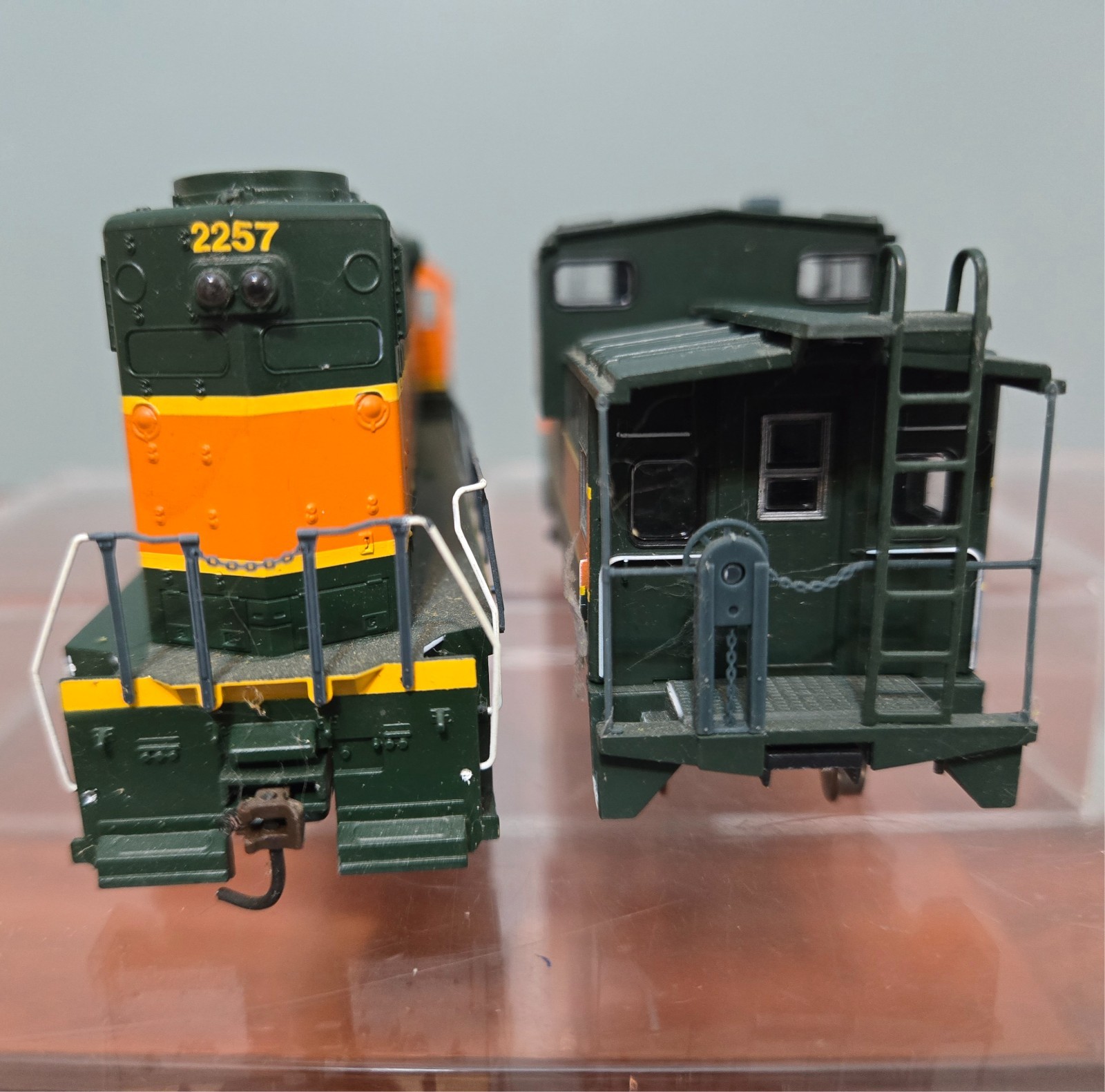 HO ATHEARN BNSF # 2257 Locomotive with Matching Caboose