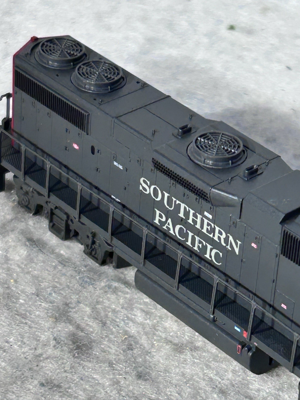 Beautiful Southern Pacific RR Bloody Nose Scheme GP-38-2 Diesel Engine N Gauge