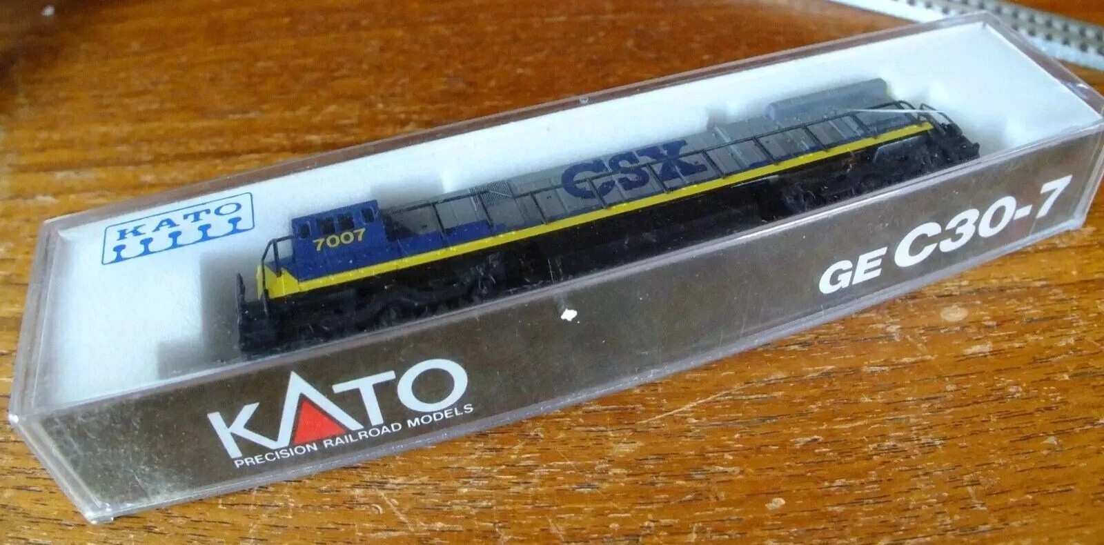 Kato 176-307 N gauge GE C30-7 diesel loco in grey & blue CSX livery