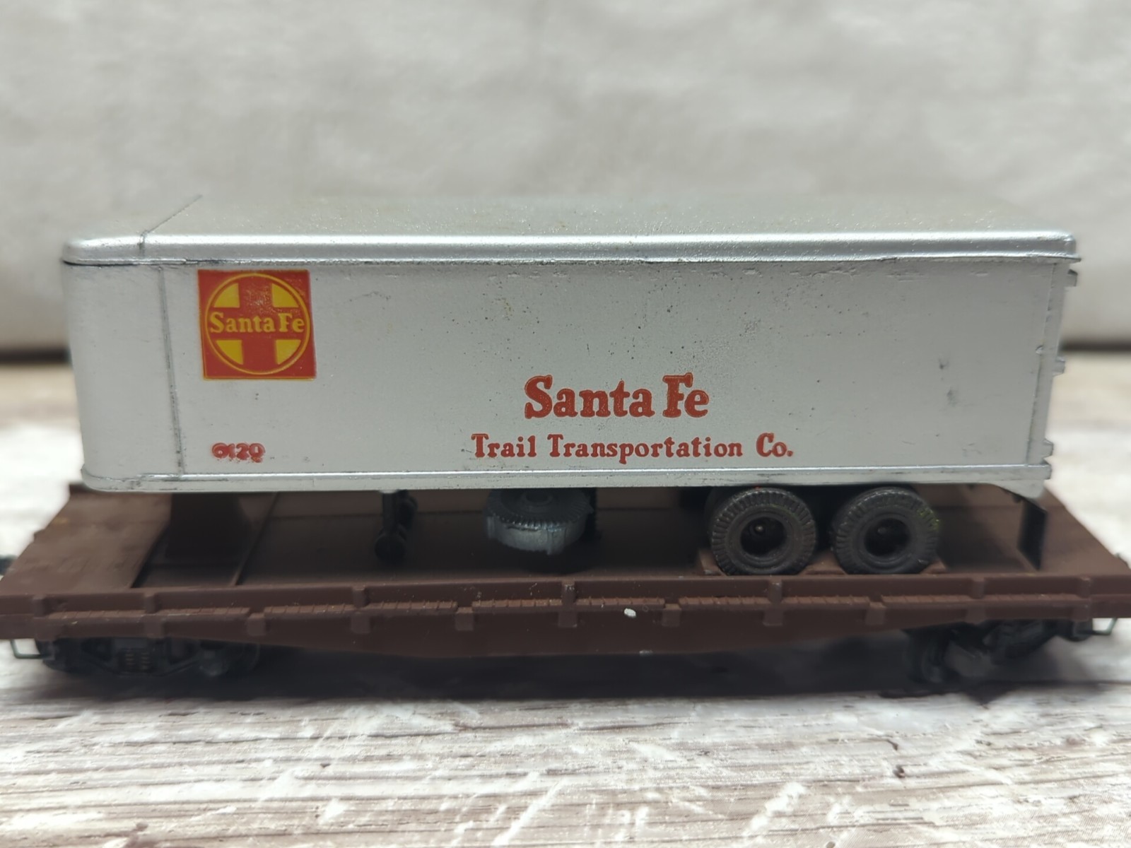 Urlich : HO 1:87: Piggy back: Santa Fe trailer on flat car