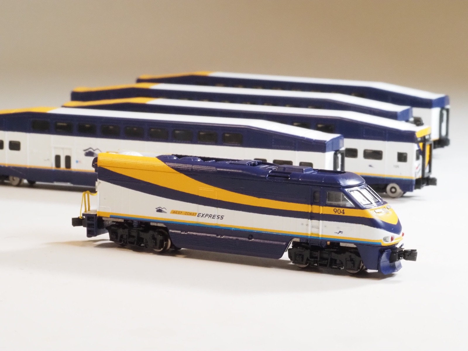 American Z-scale AZL-7007-2 West Coast Express Passenger set w/F59PHI locomotive