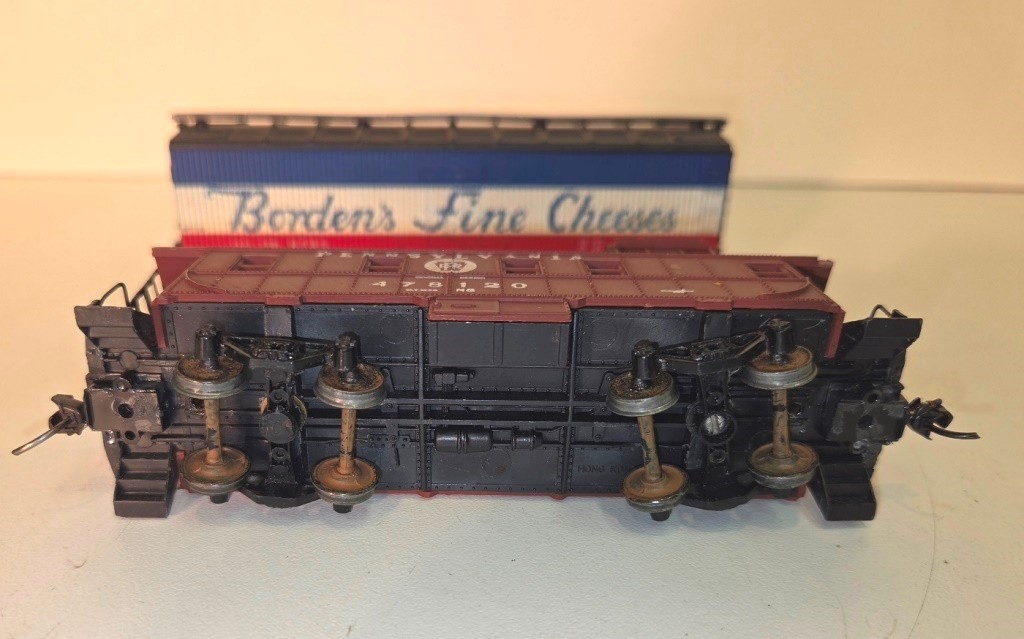 Vintage HO / IHC NEW HAVEN 2-8-0 Consolidation Locomotive & Tender w/ (4) Cars
