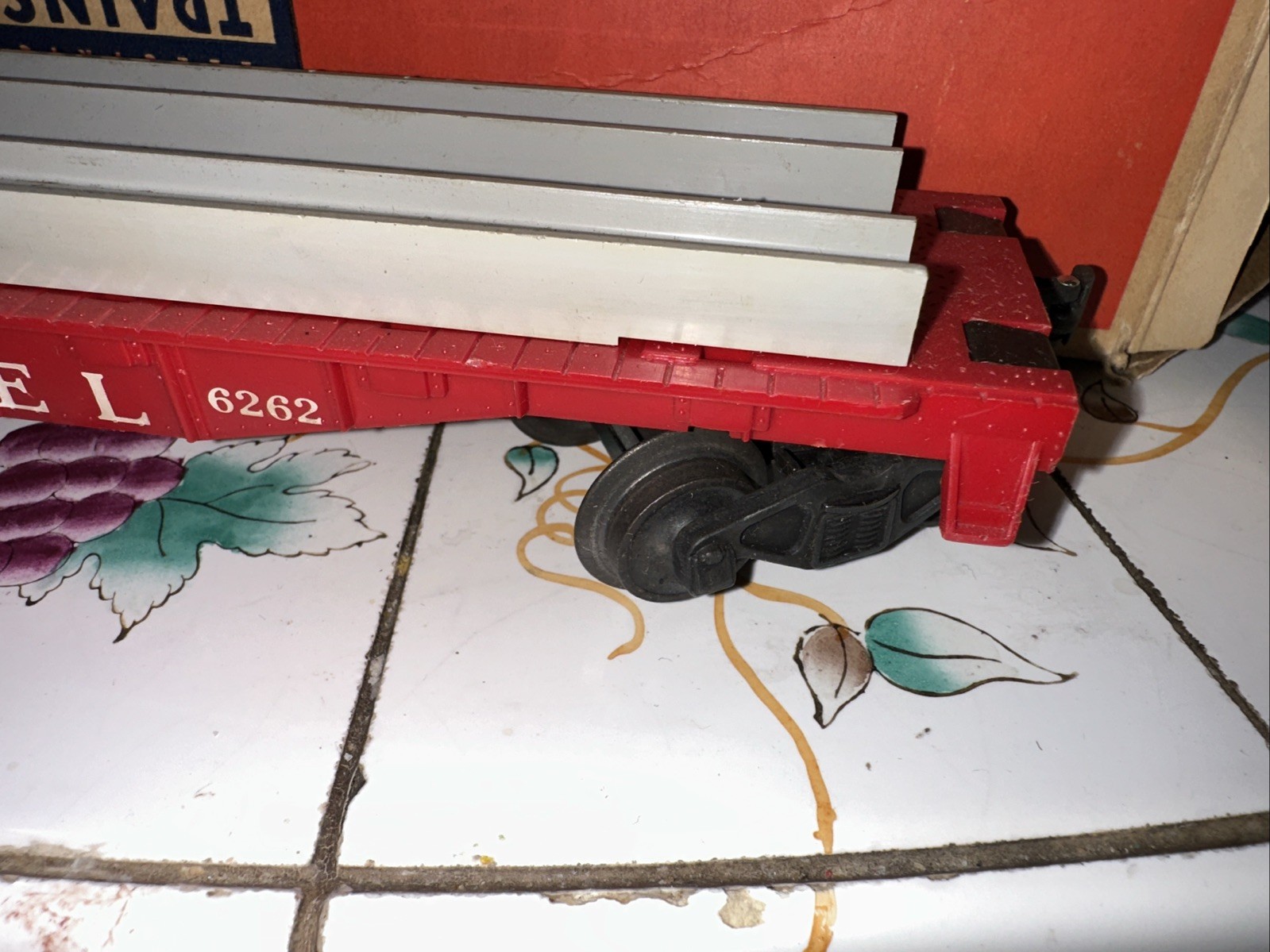 Lionel Postwar Set 1549 Switcher Set With 6262 Red Wheel Car