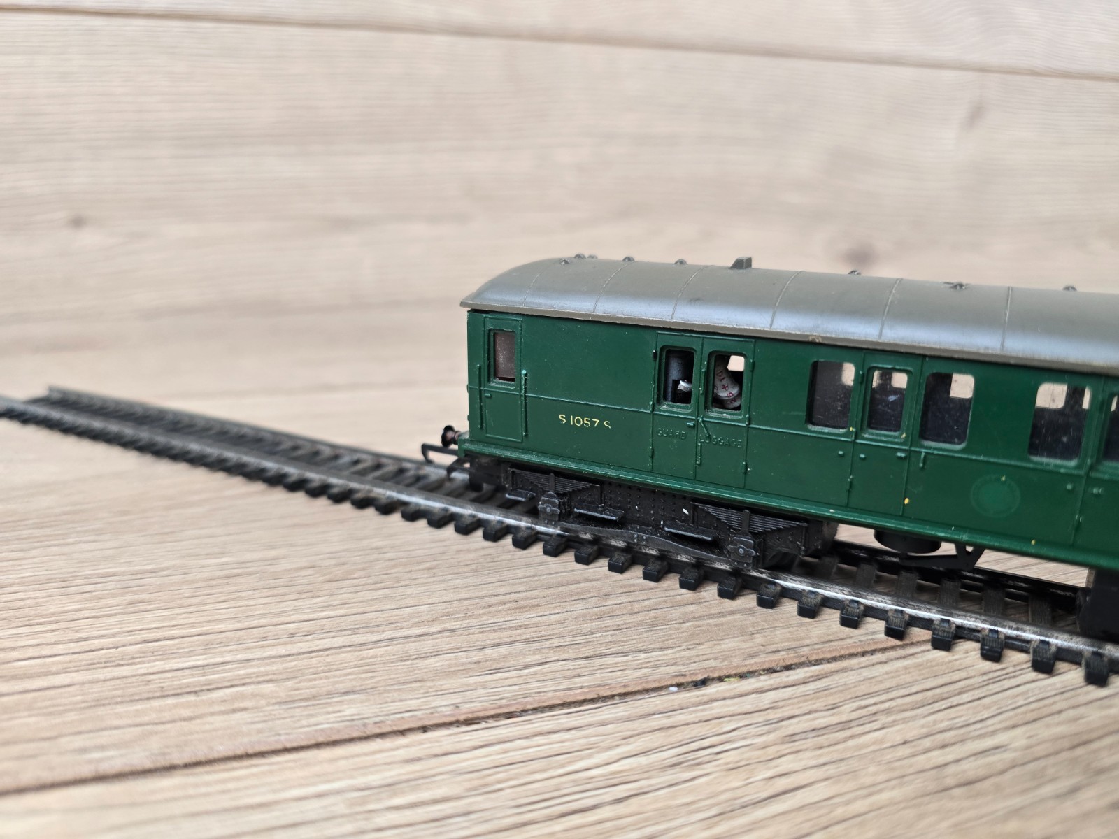 Triang Hornby R156 Southern Rail Suburban Motor Coach S1057S Green OO Gauge