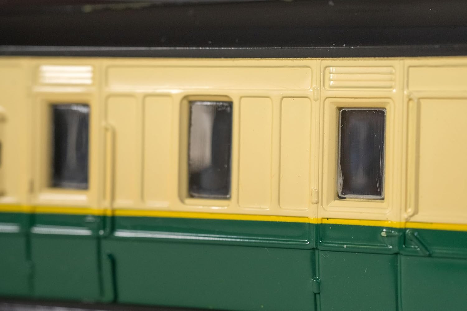 Thomas & Friends Gordon’S Express Brake Coach – HO Scale, Prototypical White & G