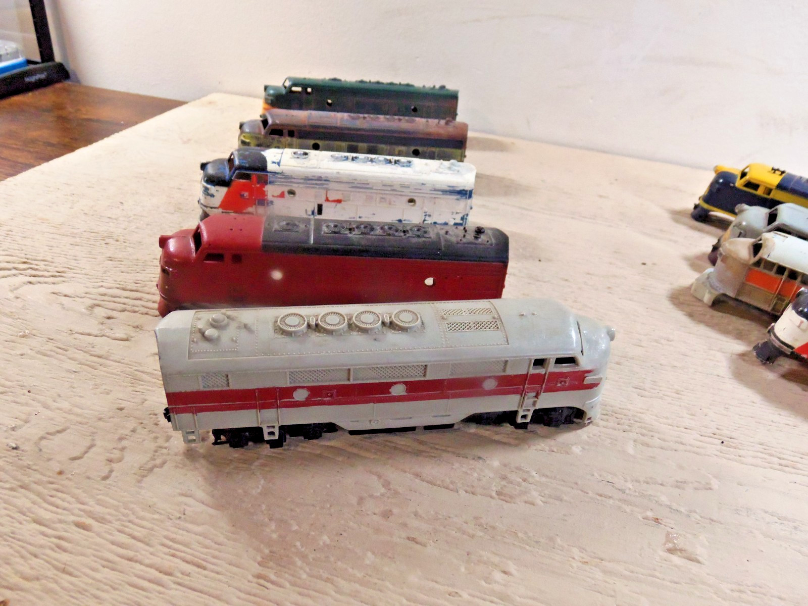 HO Lot of 9 Unmarked Locomotive Shells Parts Pieces