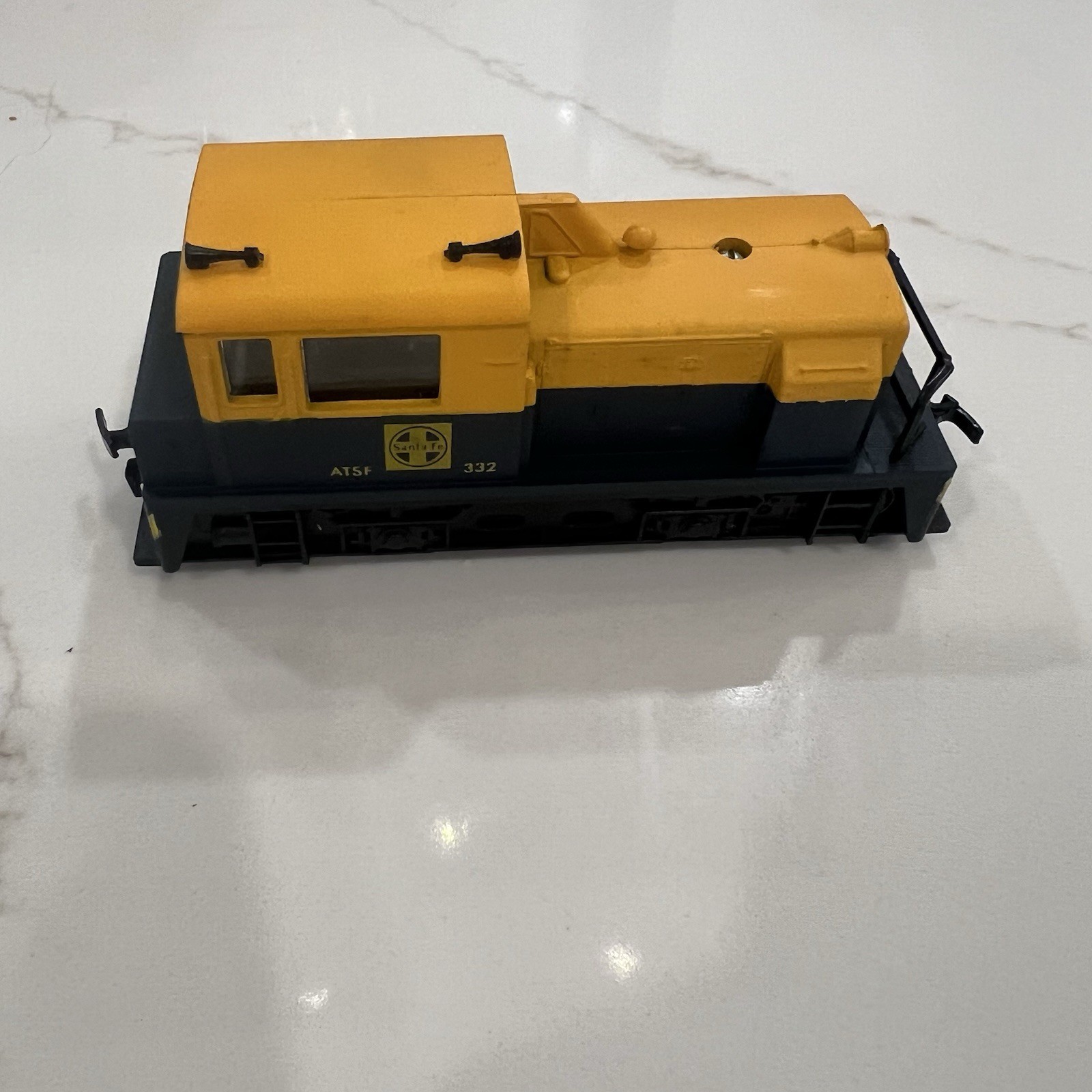 Vintage HO ATSF Sante Fe #332 Diesel Switcher Loco Yugoslavia Untested