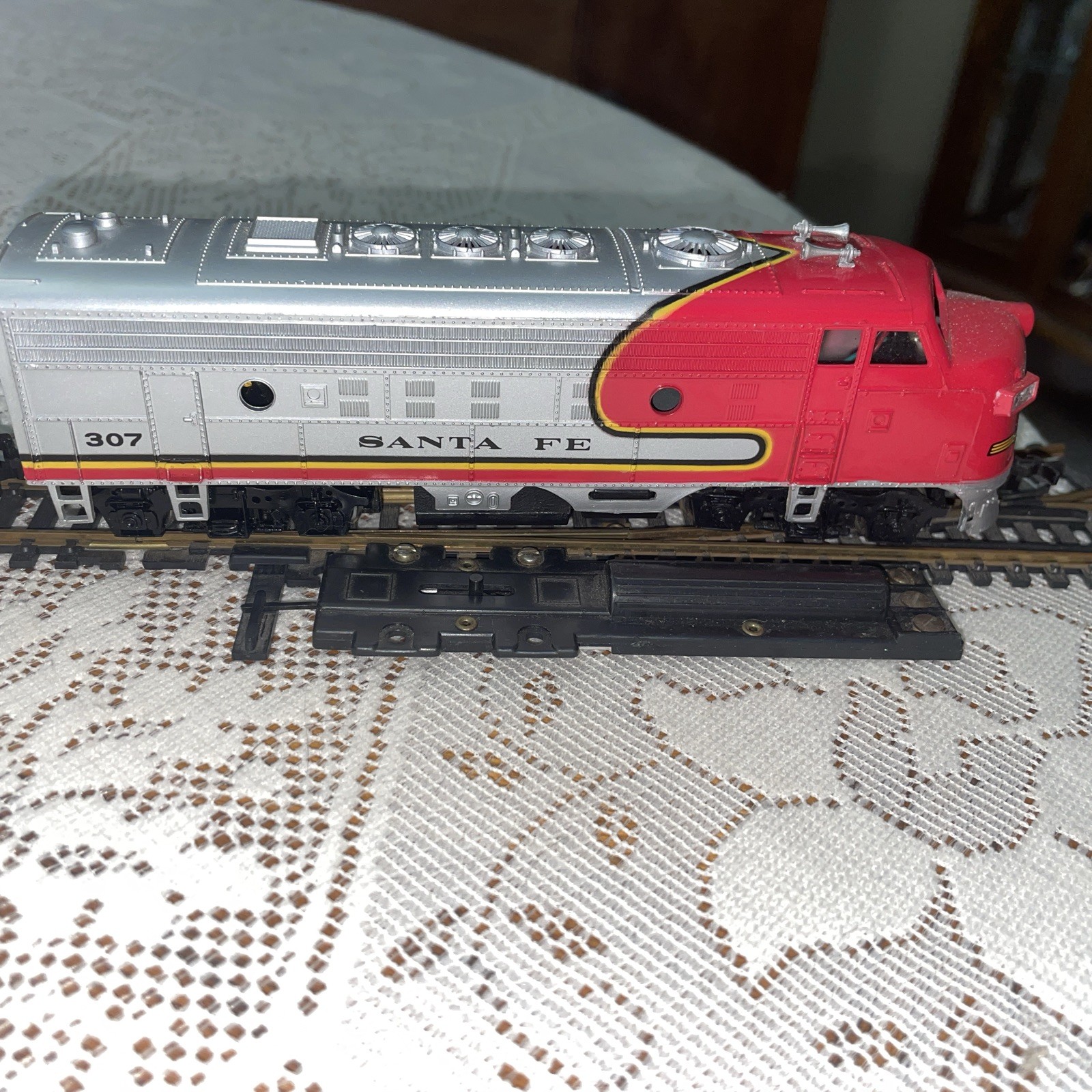 Vintage Bachman HO Santa Fe Lighted Locomotive Red Silver Black #307 With Car