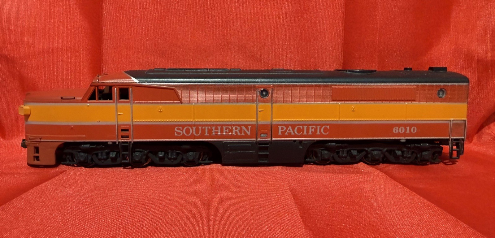 HO Athearn Southern Pacific 6010 Diesel Runs Great w/ Box Read