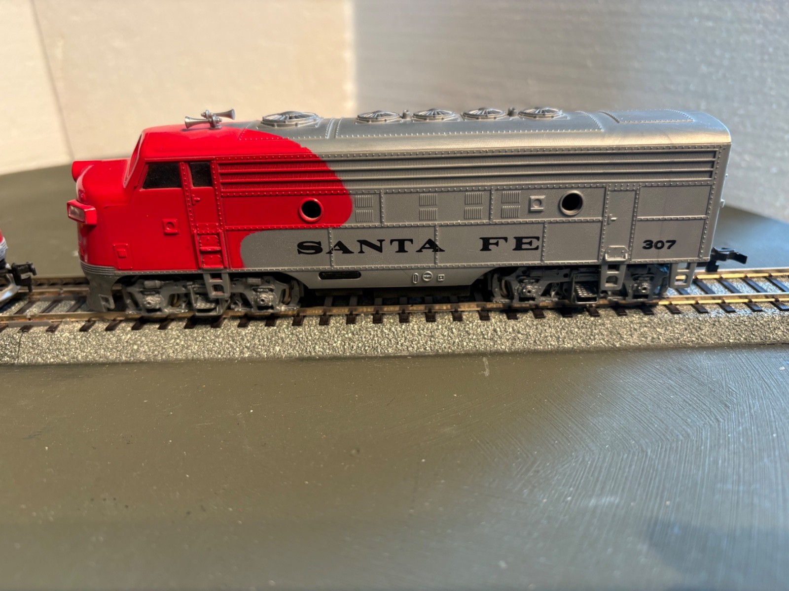 Mechanics Special: 2 HO Santa Fe F7A #307 Locomotives (26-727)
