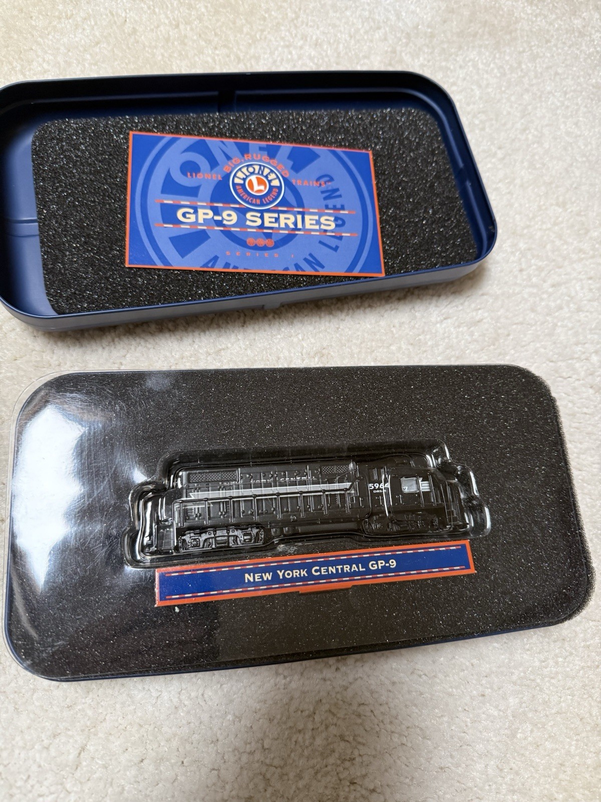 NEW YORK CENTRAL GP9 SERIES 1 LIONEL 5964 W/ DECORATIVE TIN 1:120