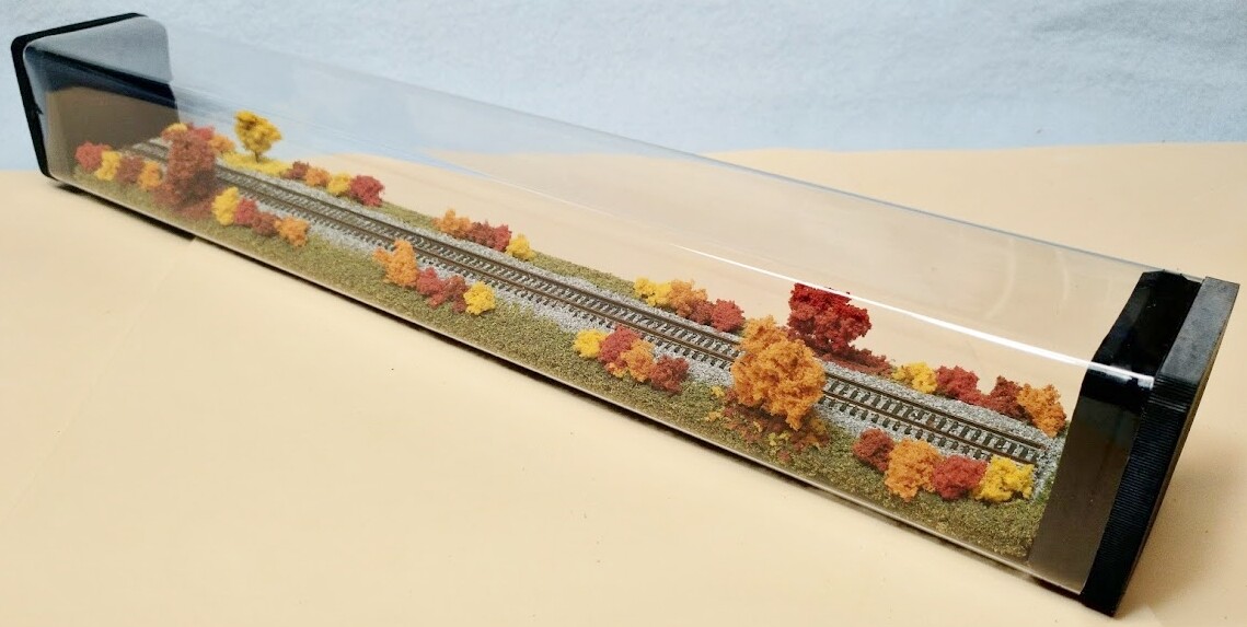 Z SCALE 14″ DISPLAY TUBE – ‘FALL FOLIAGE SCENE’- FOR ANY Z LOCOS AND CARS