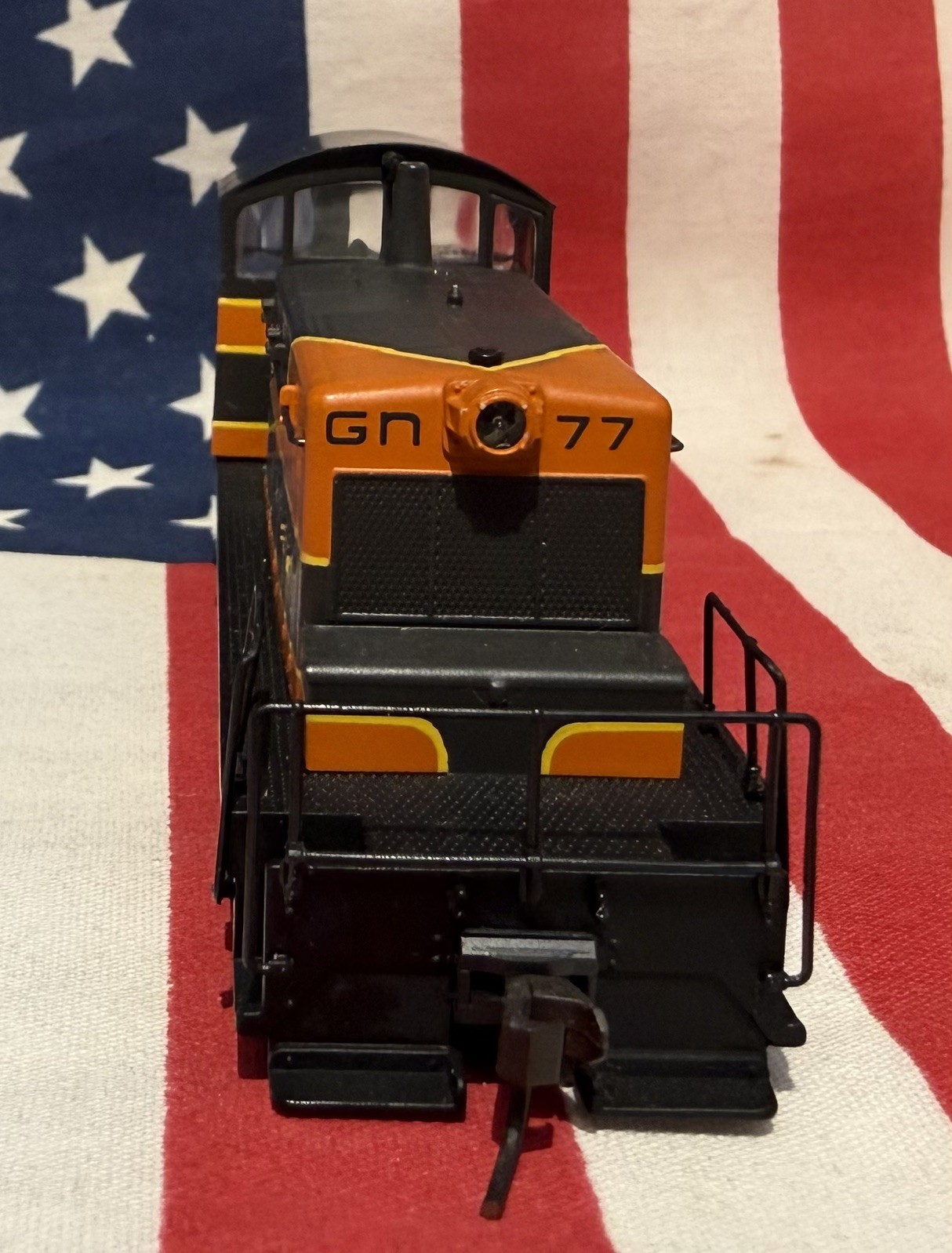 Walthers HO Scale Great Northern #77 Switcher Locomotive DC Runs Needs Repair
