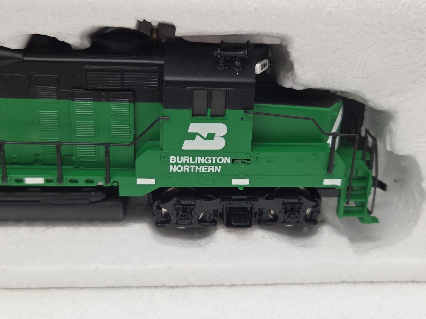 HO Mantua GP-20 Diesel Burlington Northern 2044 Green Black 414 – 063