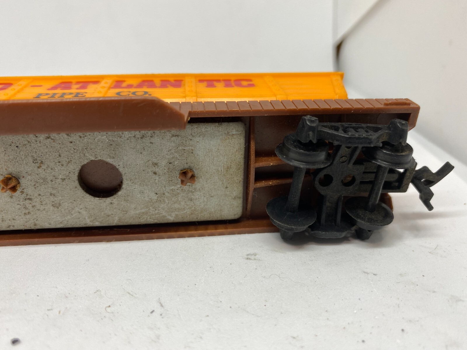 H. O. Scale Mid Atlantic container car, with dumping feature, yellow, 1:87 scale