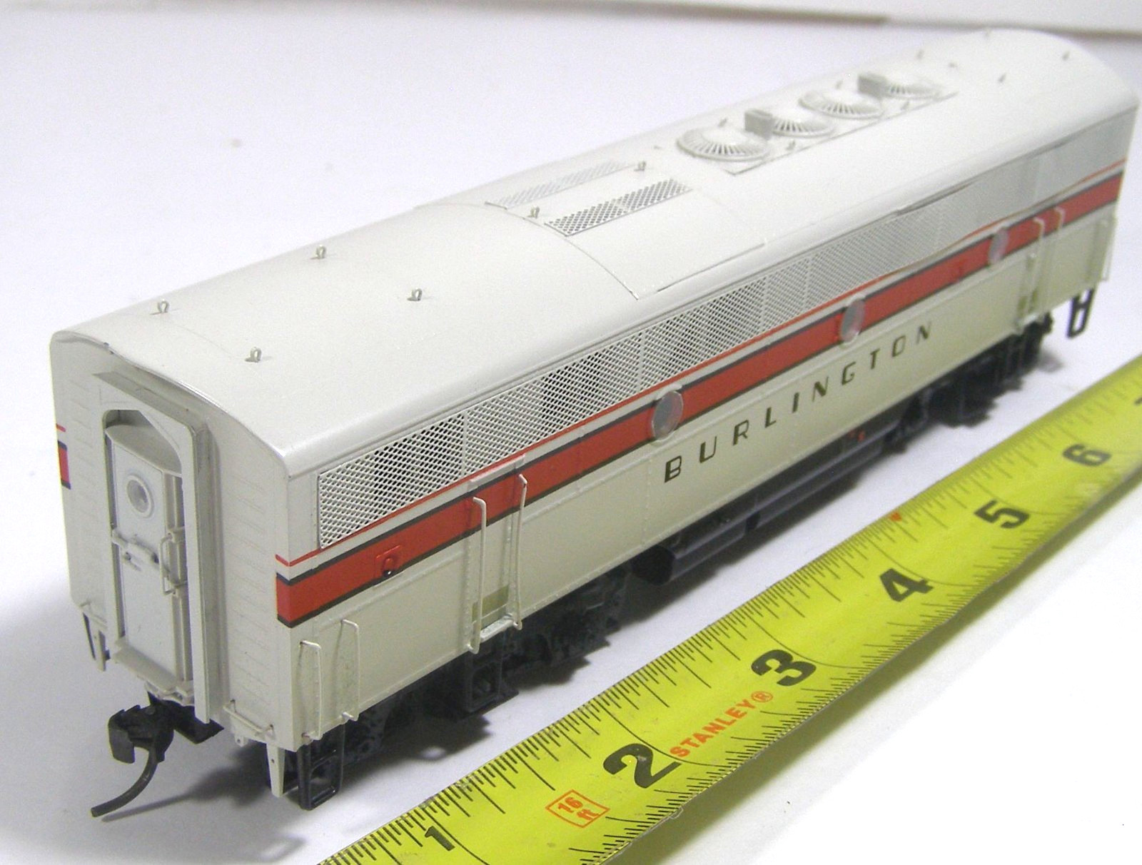 Unknown Brand HO Model RR B Diesel Locomotive 160B Burlington TZU