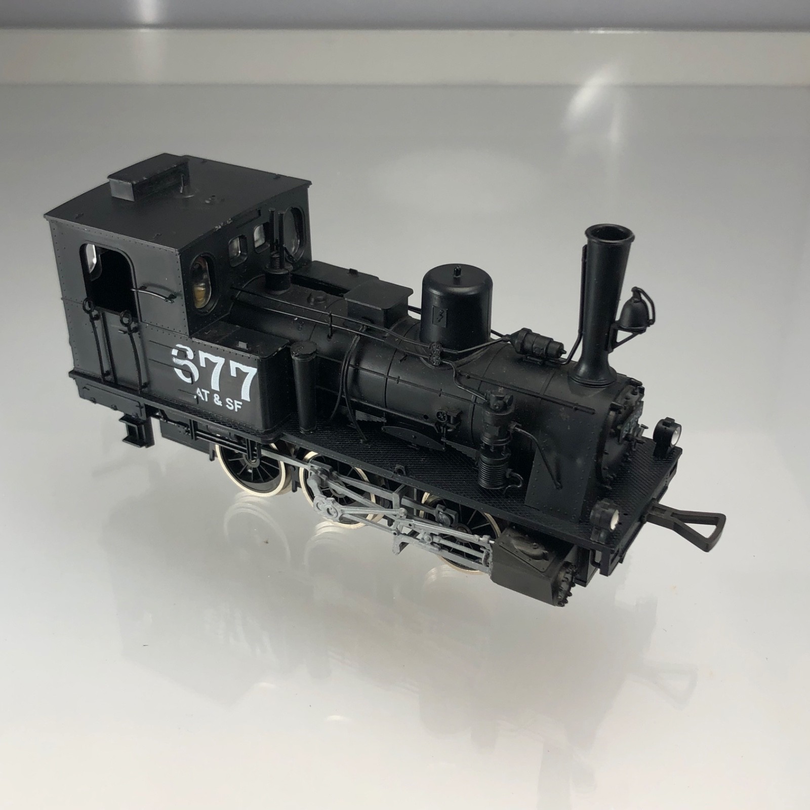 AHM 7111 C AT&SF Steam Locomotive 0-6-0 #677 2 Rail O Scale NIB