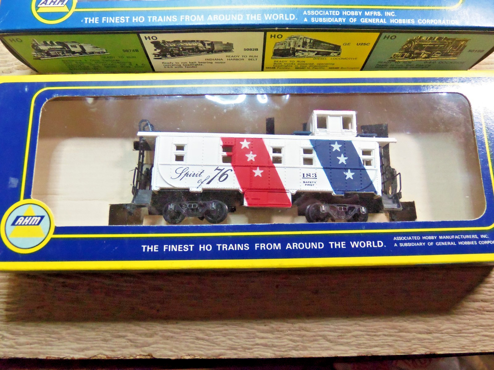 AHM 5012N GP 18 Diesel Spirit of 1776 Seaboard Locomotive, Dummy’s, Caboose