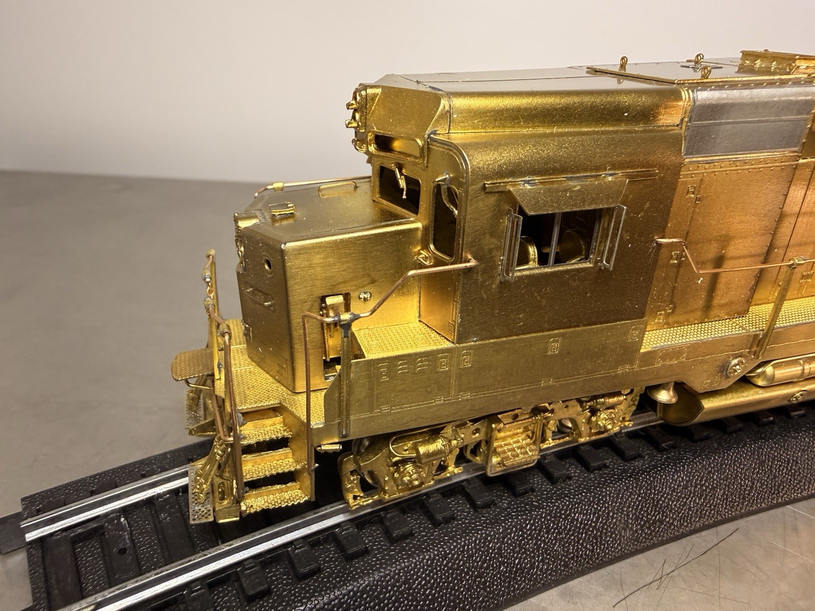 Overland Models – Brass – SP (Southern Pacific) GP30 Phase II Low Hood – NEW