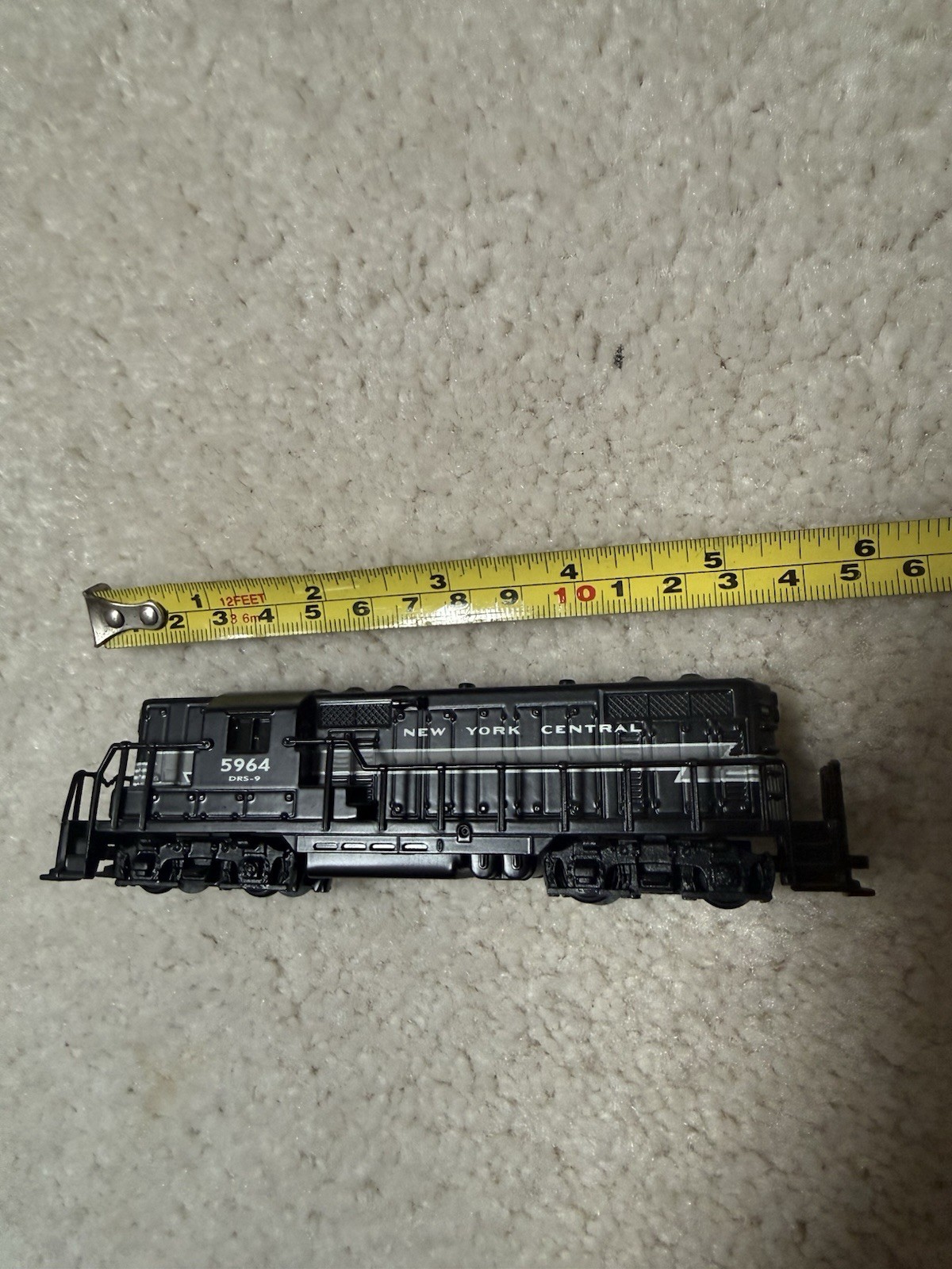 NEW YORK CENTRAL GP9 SERIES 1 LIONEL 5964 W/ DECORATIVE TIN 1:120