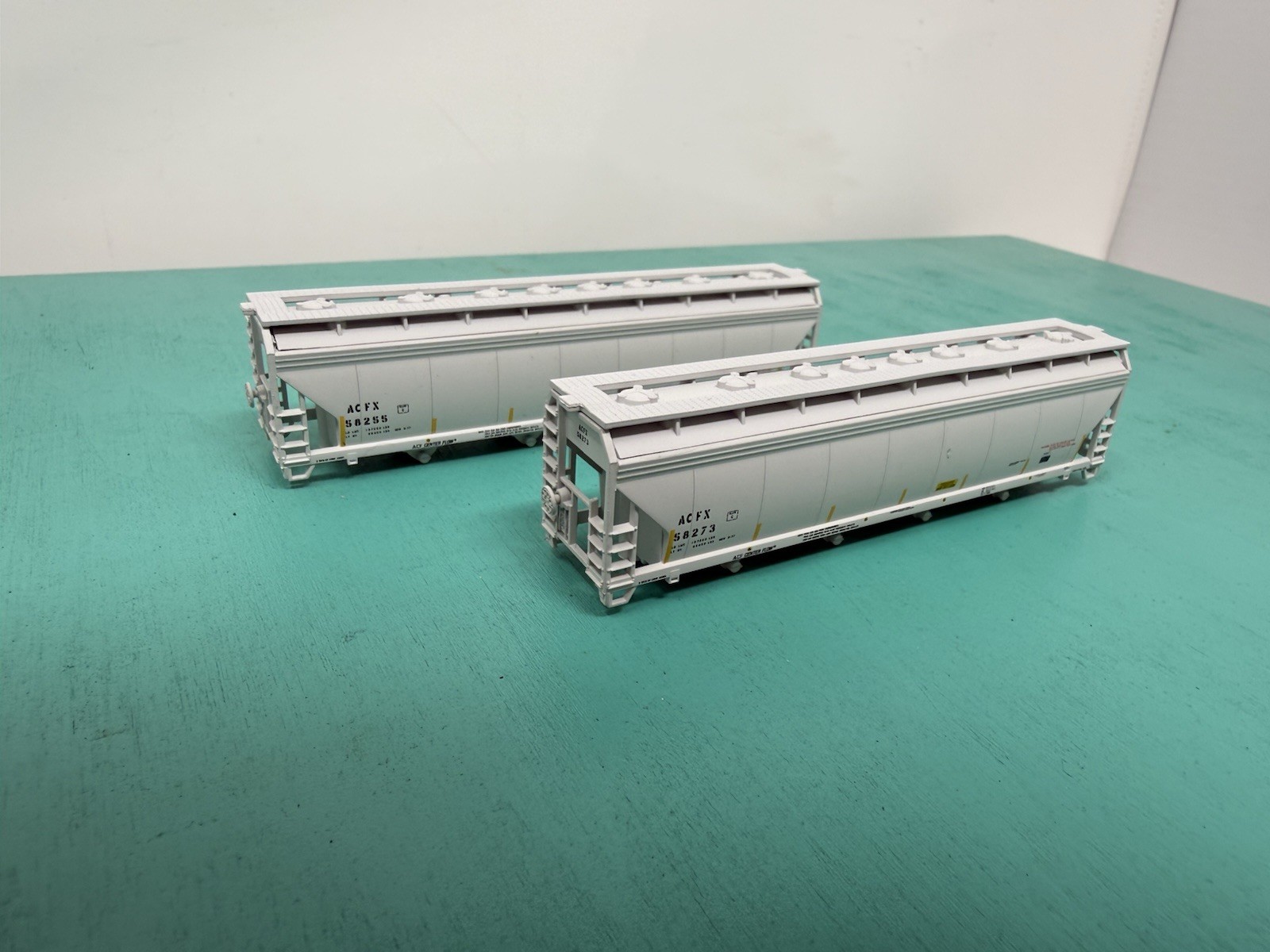 Atlas N – TM 5250 Hopper – No Trucks / Package – GE ACFX Set Of 2 Safe Stripe