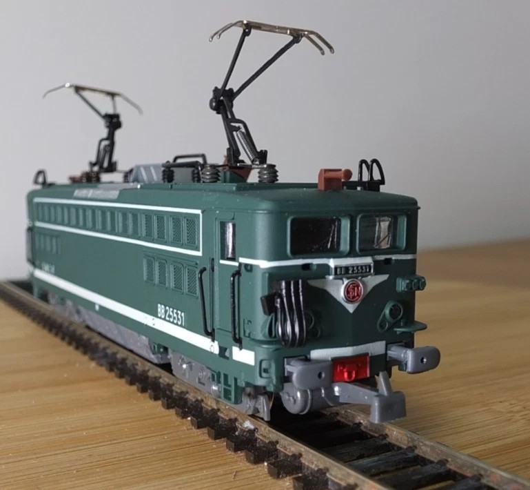 Jouef 8362 HO gauge SNCF BB 25500 electric loco in green livery