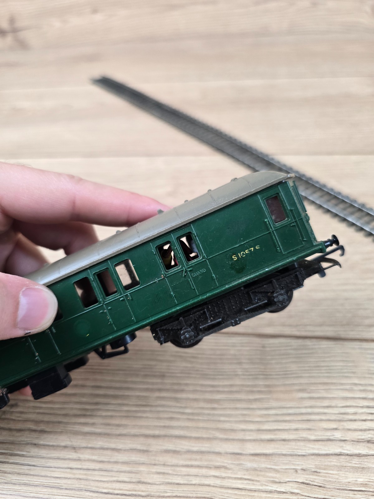 Triang Hornby R156 Southern Rail Suburban Motor Coach S1057S Green OO Gauge