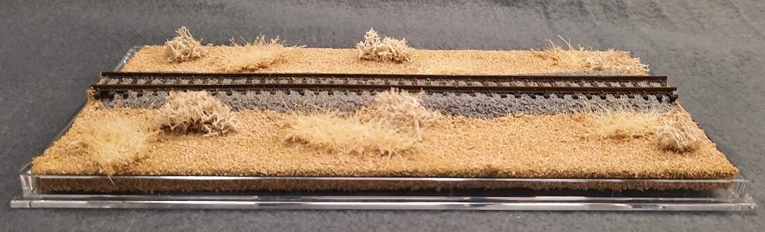 N SCALE -SINGLETRACK 8″ -DISPLAY CASE -“DESERT SCENE” FOR ANY N TRAINS