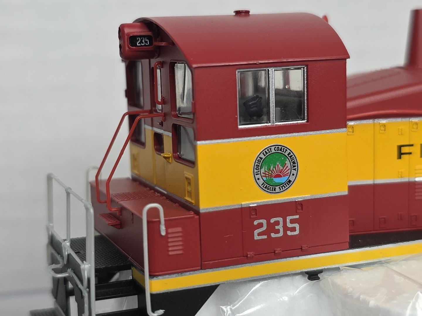 Proto 2000 HO Scale 21133 Florida East Coast FEC 235 SW-9 Diesel Switcher NIB