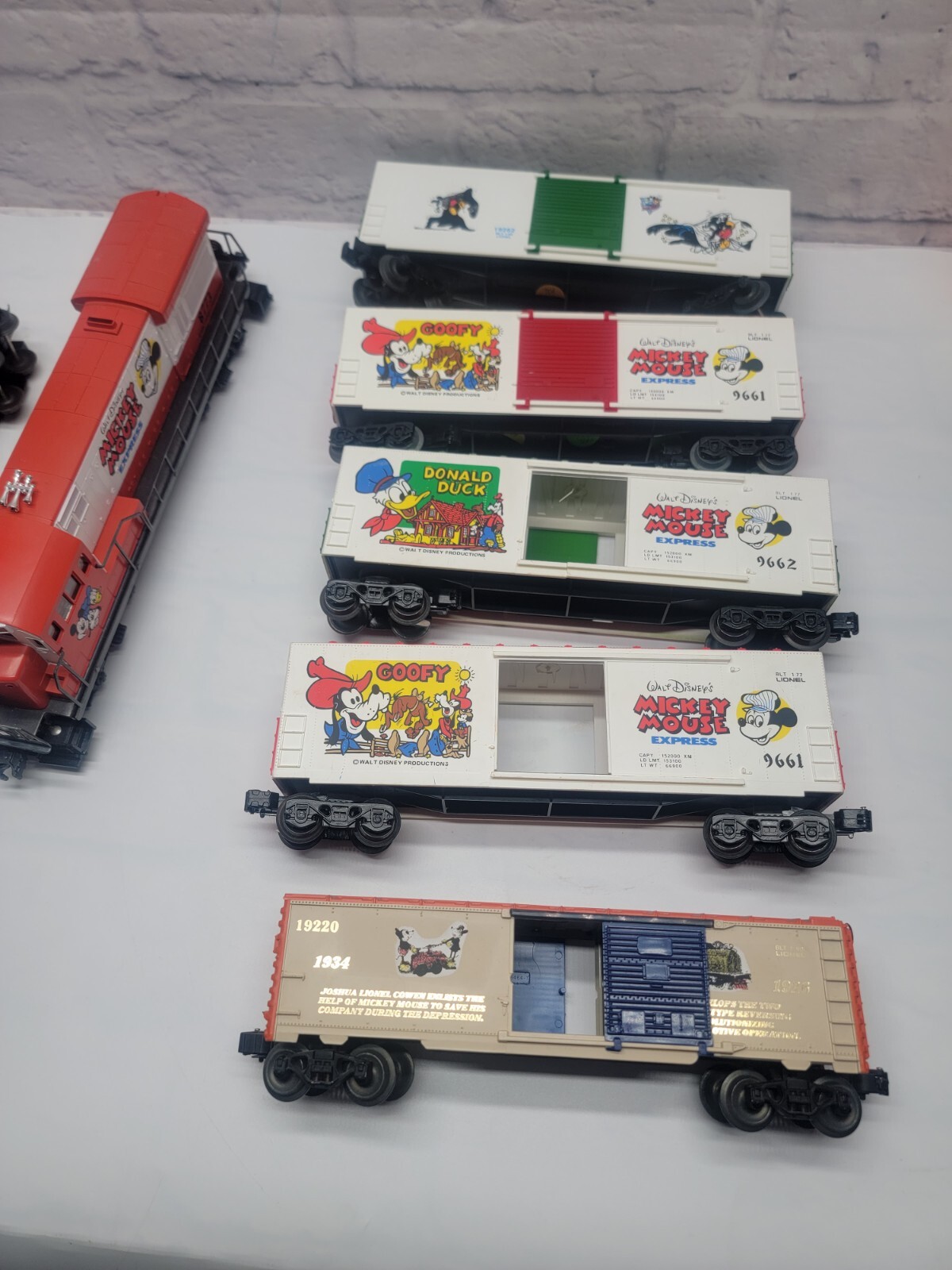 LIONEL 6-8773 MICKEY MOUSE EXPRESS U36B O.B C-8. O GAUGE WITH PASSANGER CARS