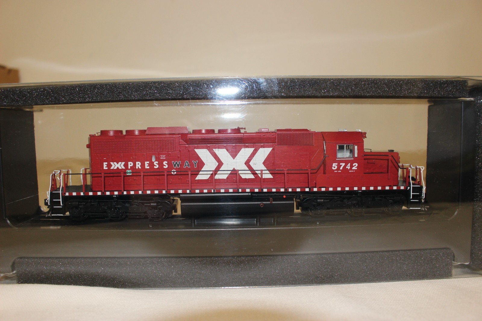 Bowser HO Scale Executive GMD SD40-2 CP Expressway #5742 DCC & LokSound 25039
