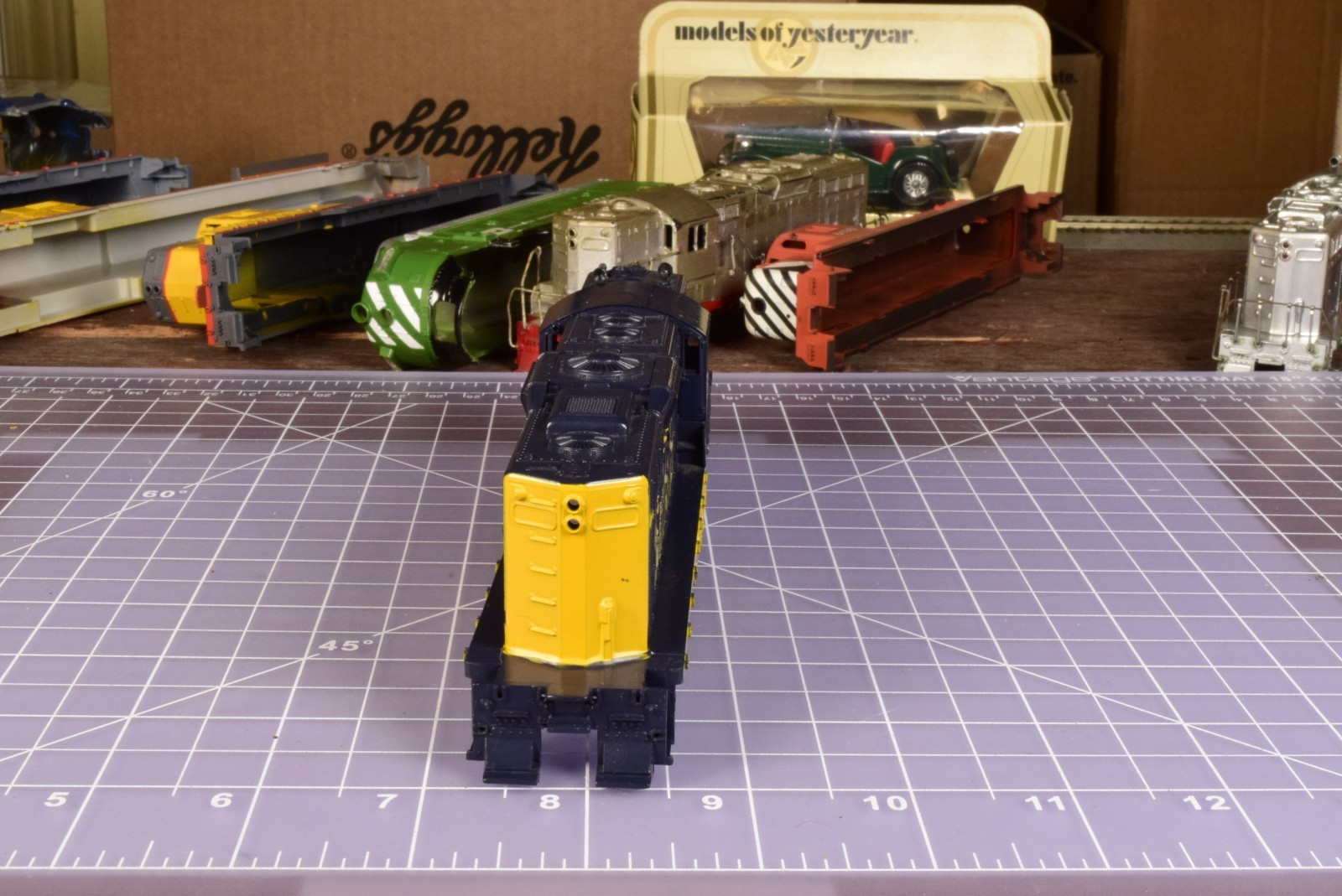 HO SHELL GP9, Santa Fe 2685 horns, no insert/railings SH5