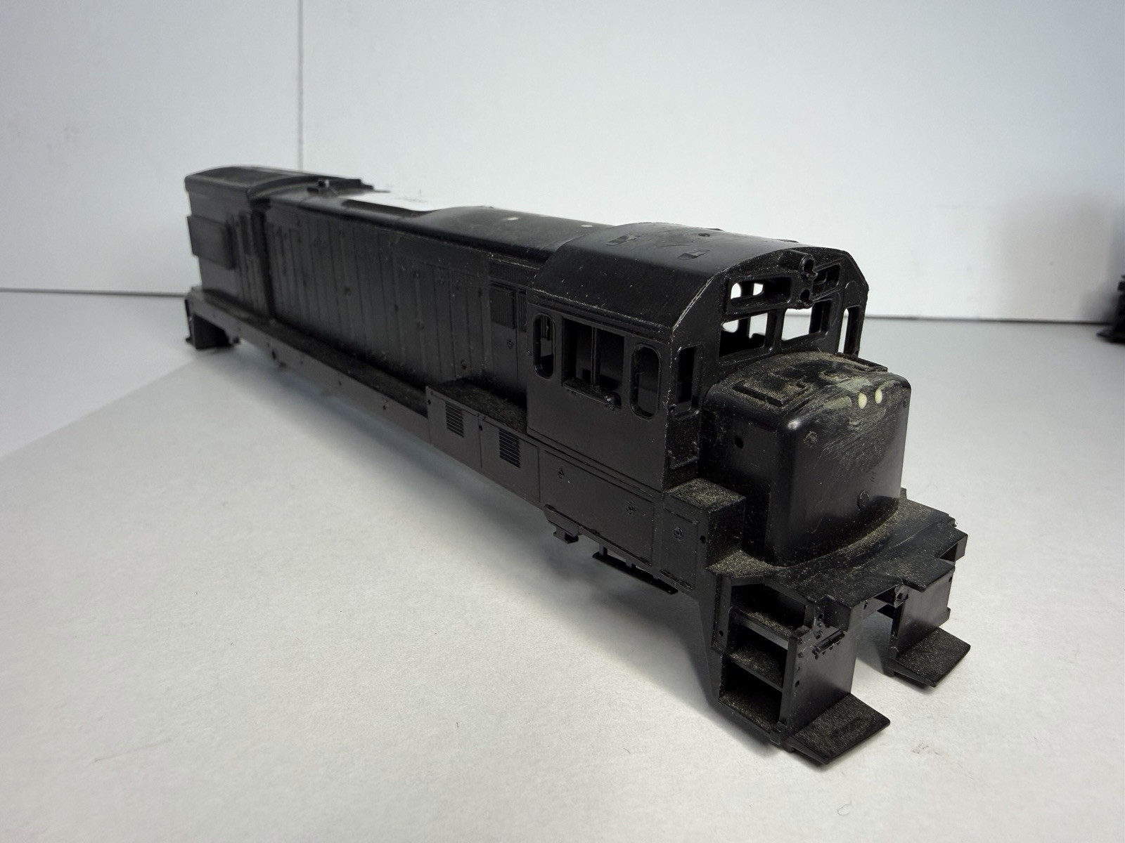 Athearn HO Scale GE U30-B Undecorated Locomotive Shell – Modified