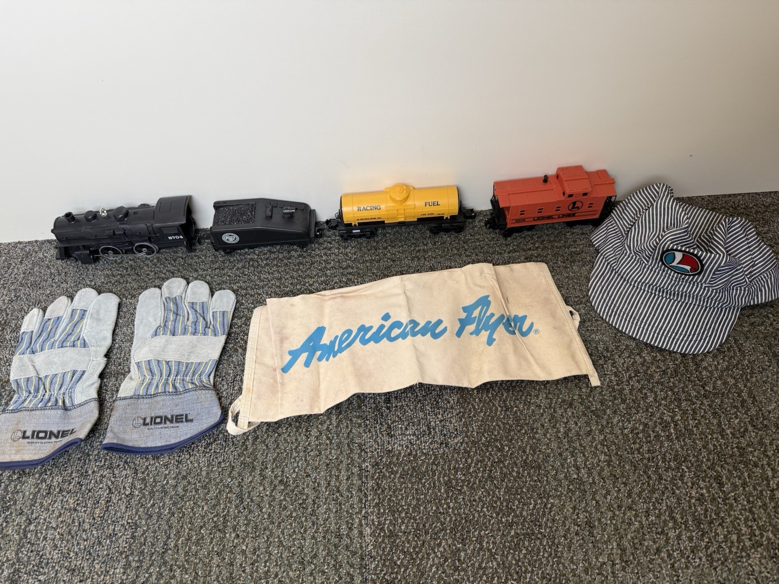 VINTAGE LIONEL LOCOMOTIVE 8704 TRAIN SET HAT AND GLOVES 6508 6108 COAST LINE