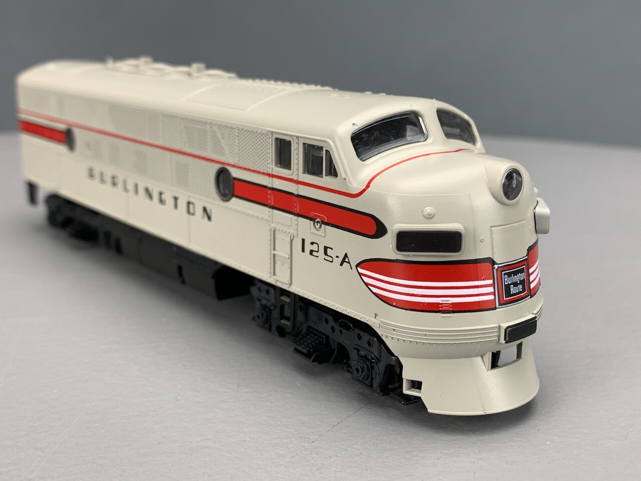 HO Stewart 8200 F3A PH II Locomotive CB&Q Low Fans Powered HO4100
