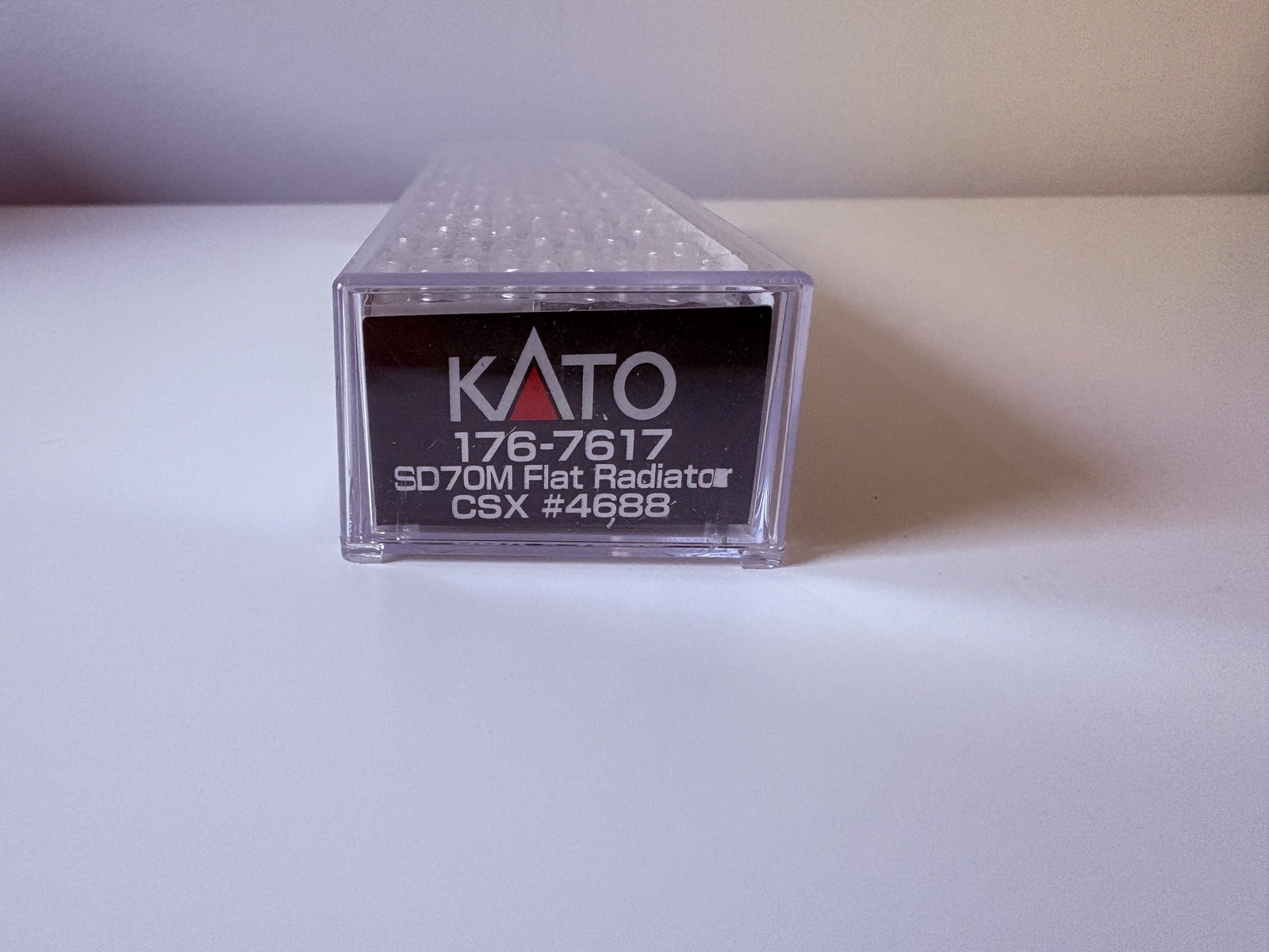 Kato 1767617 N Scale CSX EMD SD70M Diesel Locomotive Flat Radiator 4688 (DC)