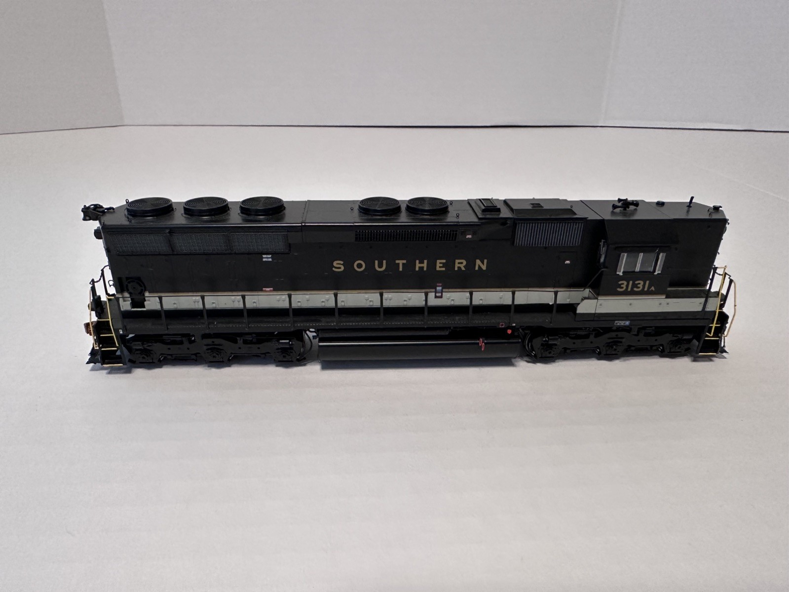 ScaleTrains-Rivet Counter HO Southern Railway SD45 #3131 w/LOK Sound & DCC.