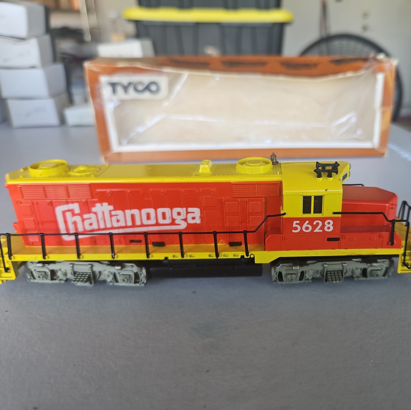 AHM HO Scale Chattanooga Diesel Locomotive 5628 Yellow Red GP18 Vintage. 11