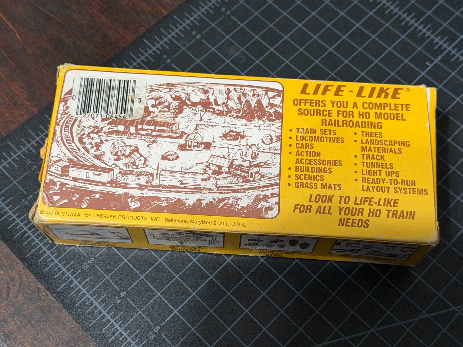 LIfe-Like ~ HO Scale Burlington 8513 Covered Hopper in Box